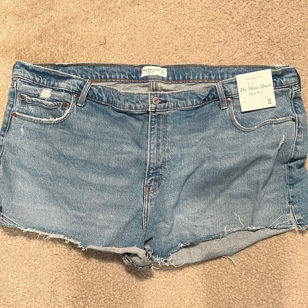 Abercrombie & Fitch - The mom shorts